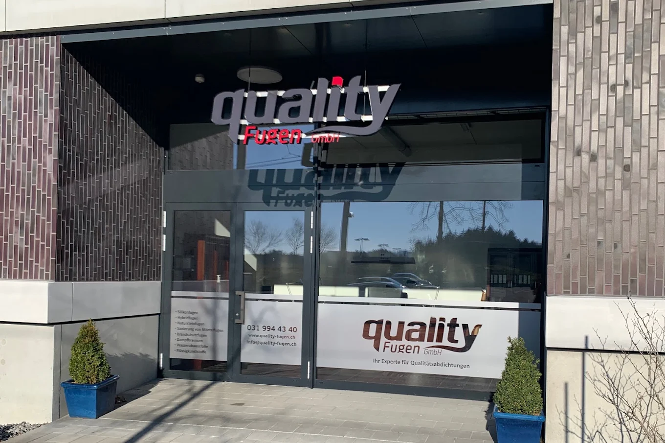 Firmeneingang der Quality Fugen GmbH in Bern