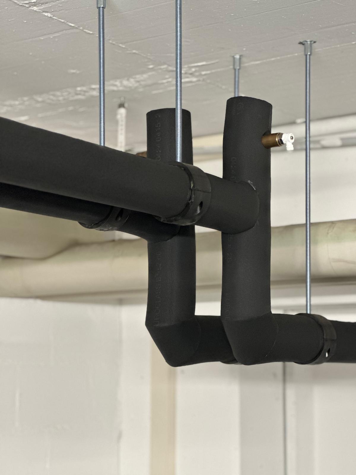 ArmaFlex Dämmung an Warmwasserleitungen im Technikbereich