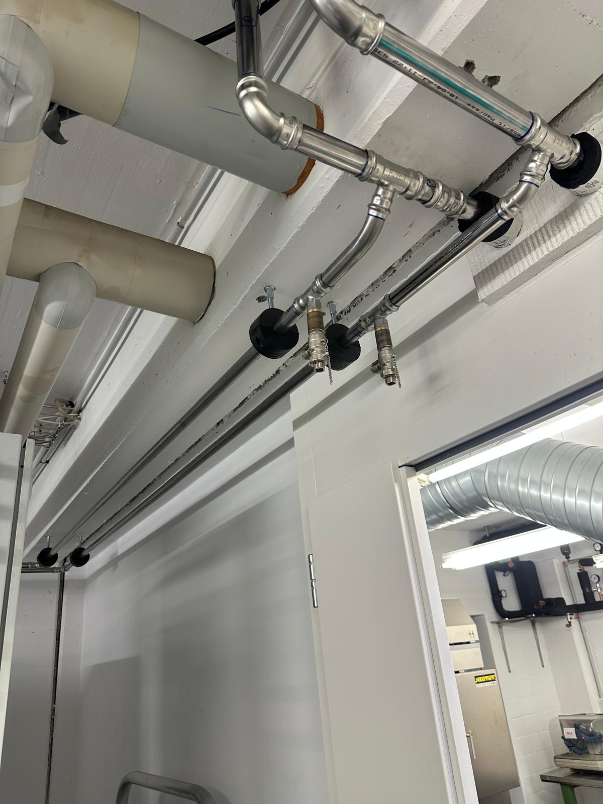 ArmaFlex Dämmung an Kalt- und Warmwasserleitungen im Objekt