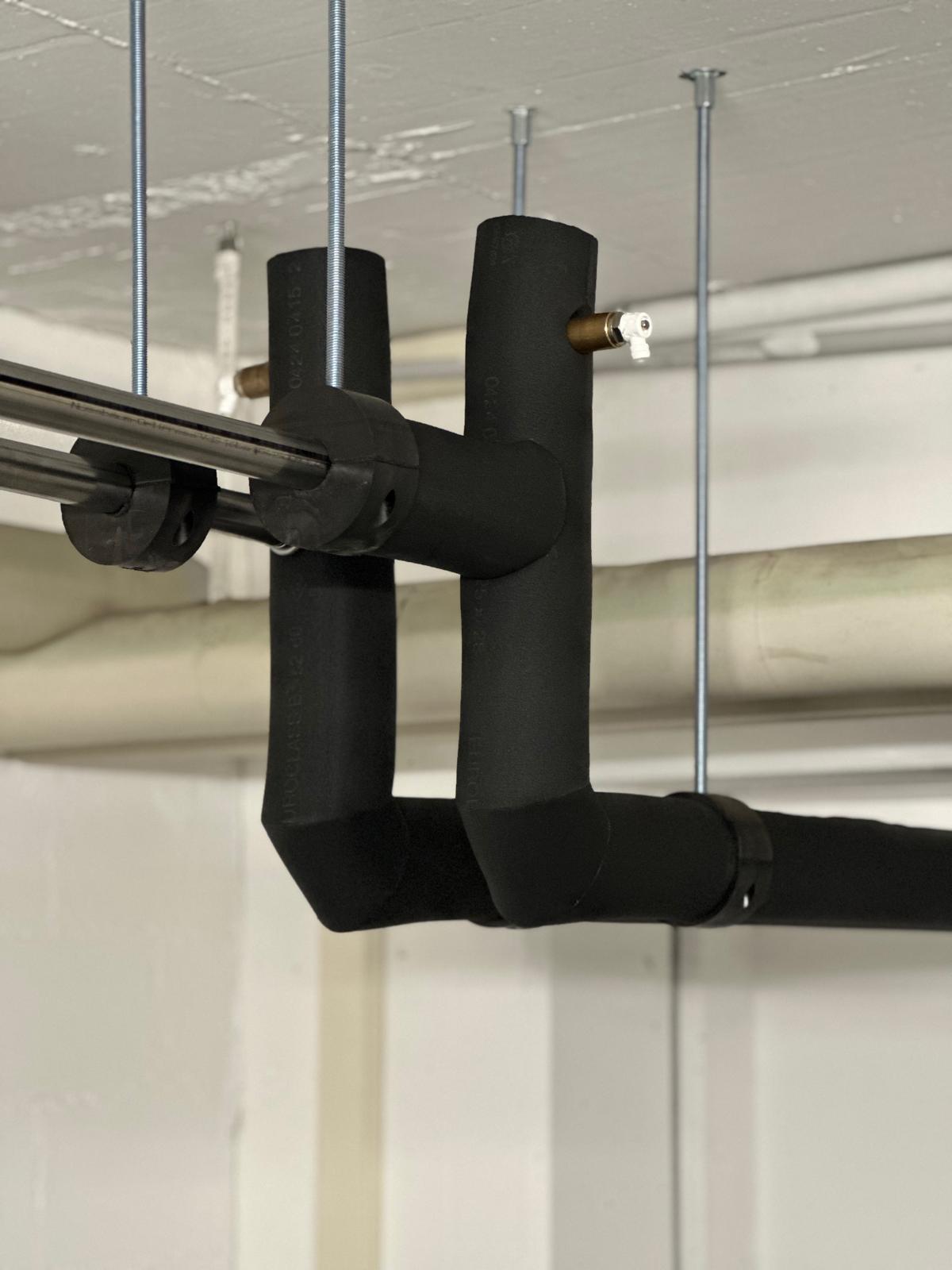 ArmaFlex Isolierung mit sauberer Ausführung an Rohrdetails