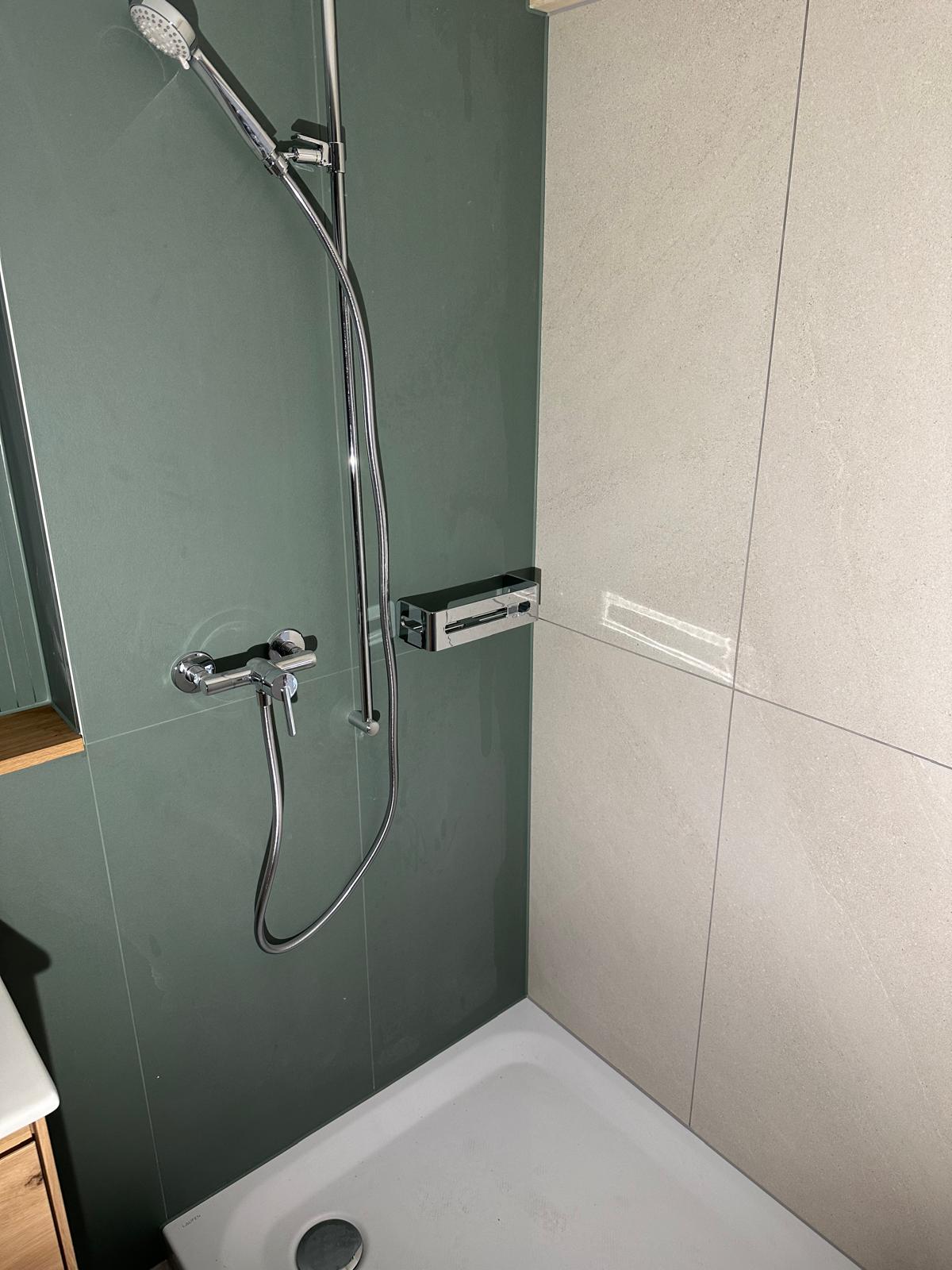 Badezimmer Fugenabdichtung im Duschbereich mit Wandanschluss