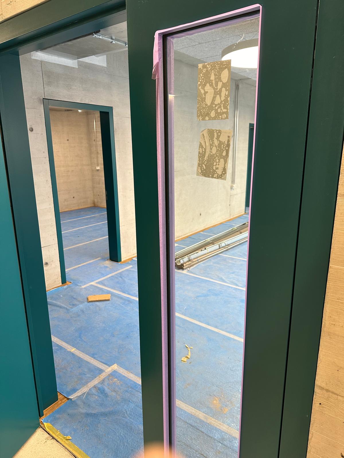 Silikonfugen an Verglasungen in der Schule Gyrisberg Detail 1