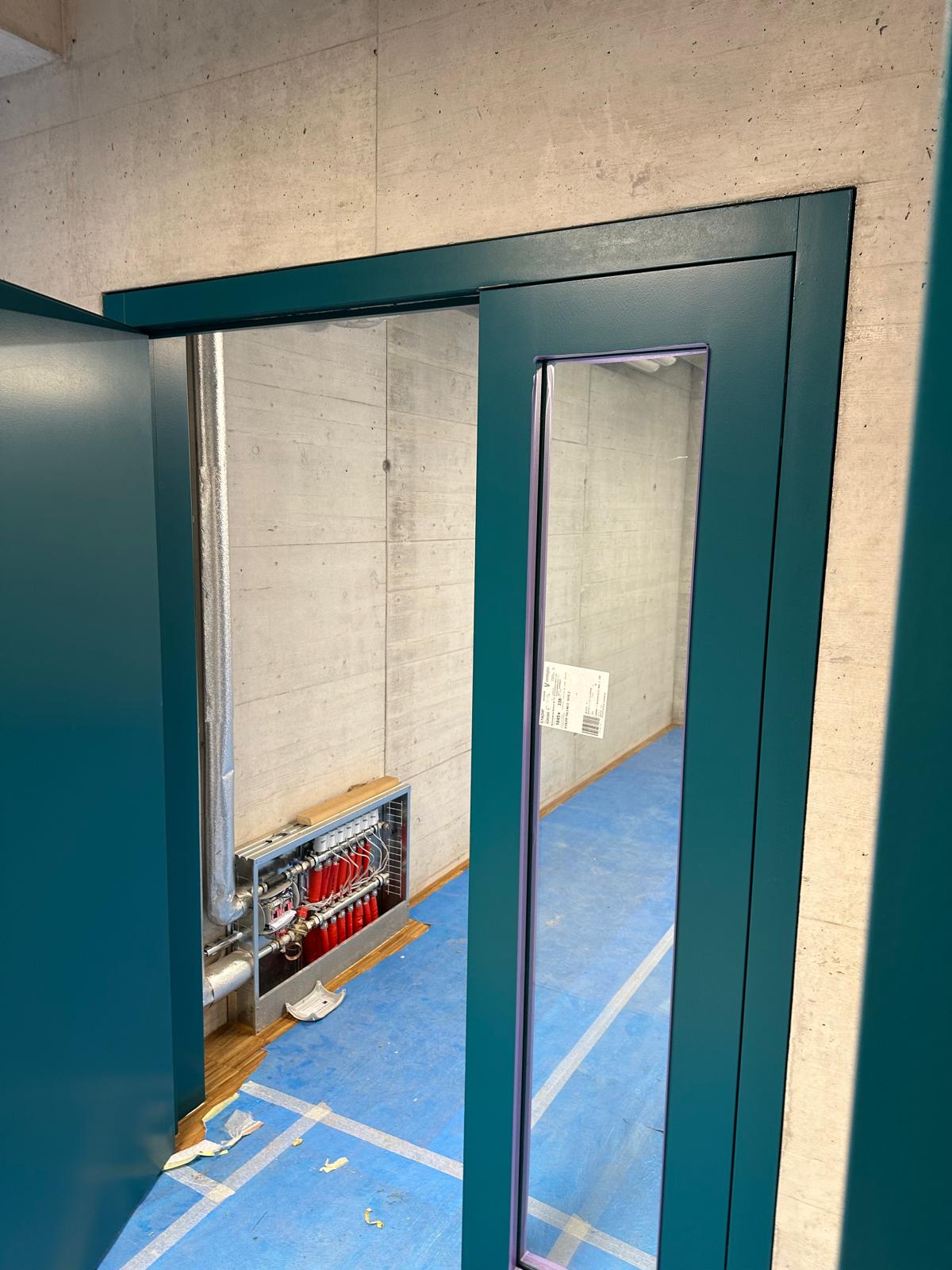 Fugensanierung Verglasung mit präziser Silikonfuge in Schule Gyrisberg